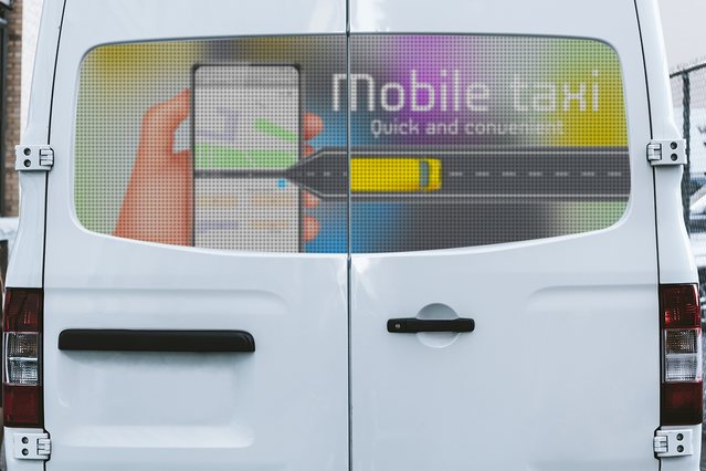 Questo adesivo oneway per veicoli mostra un marchio taxi professionale applicato al finestrino posteriore di un furgone bianco. Il film oneway consente la visibilità dall'interno fornendo privacy completa dagli spettatori esterni, proteggendo sia i contenuti che l'identità del conducente. Perfetto per i veicoli commerciali che richiedono protezione duratura dei finestrini e branding personalizzat…