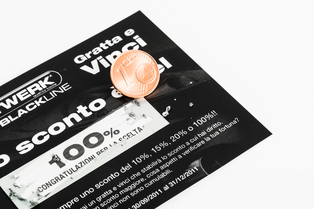 Gratta e vinci professionale Blackline con design nero elegante e zona grattabile in argento, ideale per giochi promozionali, concorsi e programmi di fedeltà. Stampato a 4 colori su carta patinata opaca 200 gr con plastificazione lucida e rivestimento grattabile argento premium. Create campagne di grattamento personalizzate e carte premio coinvolgenti.
