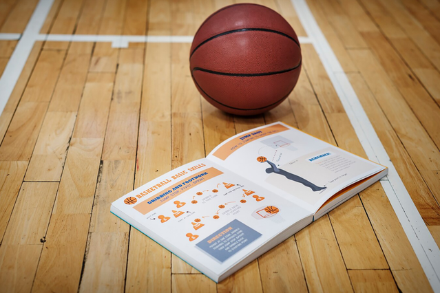 Guide allenamento basket personalizzate diagrammi strategici e stampa a colori professionale. Sprint24.