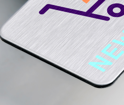 Eleva la tua presenza del marchio con stampa personalizzata di insegne in Dibond che mostra colori vibranti e tipografia nitida. Questo materiale durevole e leggero è perfetto per applicazioni interne ed esterne, offrendo una finitura professionale e accattivante. Ideale per identità aziendale, display al dettaglio e segnaletica direzionale che lascia un'impressione duratura.