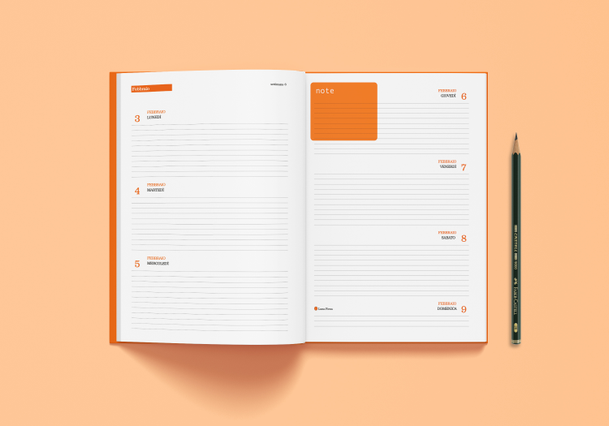 Un'agenda cartonata settimanale aperta con doppia pagina settimanale, intestazioni date arancioni, sezioni a righe per ogni giorno e riquadro 'Note' evidenziato, con matita su sfondo arancione pastello. Ideale per aziende che cercano agende cartonate settimanali con layout interno funzionale personalizzato (1 settimana su 2 pagine, testi e colori personalizzabili) per pianificazione settimanale e…