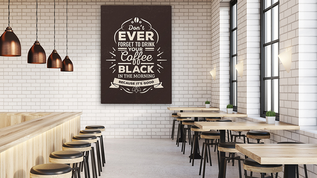 Pannello pubblicitario per interno esposto in ambiente caffetteria contemporaneo, con segnaletica murale stampata di alta qualità che crea un'atmosfera elegante e moderna. Il design comunica efficacemente il messaggio del marchio mantenendo l'estetica interna sofisticata. Perfetto per ristoranti, caffetterie e spazi commerciali che cercano soluzioni di branding professionale.