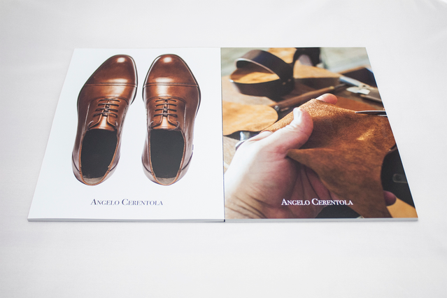 Due libri in brossura flat aperti che mostrano l'apertura panoramica completa di 180 gradi. La rilegatura piatta consente la visualizzazione totale, ideale per portfolio fotografici, album di viaggio e pubblicazioni con stampa ad alta qualità e colori vividi.