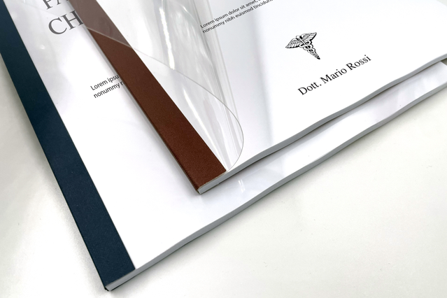 La rilegatura a caldo professionale offre libri duraturi e personalizzati, ideali per cataloghi, portfolio e documenti commerciali. Scegli tra diverse opzioni di colore per adattarti all'identità del tuo brand e valorizzare i tuoi materiali stampati. Il nostro servizio di rilegatura a caldo online combina una finitura di qualità con prezzi convenienti e consegne affidabili.