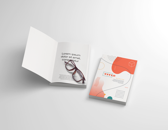 Stampa professionale di libri con copertina flessibile mostrando copertine e layout personalizzabili. Perfetto per romanzi, portfolio e materiale di marketing. Progetta i tuoi libri con copertina flessibile online con pieno controllo creativo.