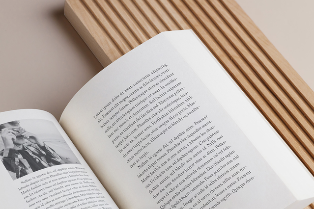 La rilegatura a filo metallico crea una dorso durevole ed elegante, perfetta per quaderni, portfolio e documenti professionali. Questo metodo di rilegatura personalizzabile consente la personalizzazione completa con finiture premium e un'estetica senza tempo. Ideale per le aziende che cercano materiali stampati di alta qualità con la durabilità della rilegatura a filo rinforzato.
