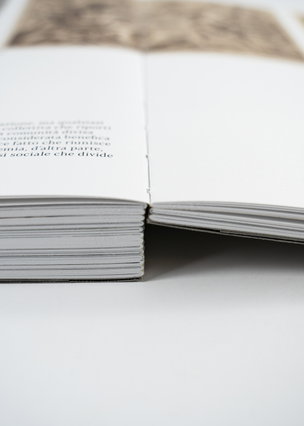 Libro aperto rilegatura dorso scoperto segnature cucite a vista filo. Libro voluminoso dorso scoperto con segnature cucite a vista. Tecnica artigianale per edizioni di pregio Sprint24.