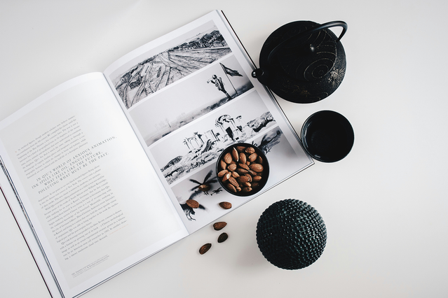 Presenta il tuo libro d'arte personalizzato con qualità di stampa professionale. Questo libro d'arte premium mostra fotografia in bianco e nero affascinante con un design di layout elegante, ideale per portfolio, collezioni editoriali e pubblicazioni di gallerie. Affidati a Sprint24 per la stampa di libri d'arte personalizzati di alta qualità che danno vita alla tua visione creativa.