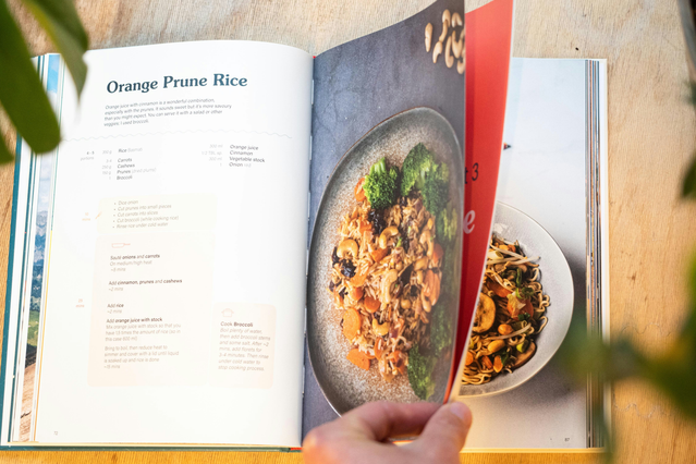 Layout libro cucina istruzioni ricetta dettagliate e vivaci fotografie culinarie riso all'arancia. Sprint24.