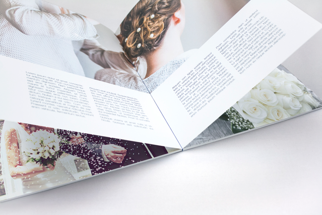 Libro in brossura flat che mostra fotografie a colori ad alta definizione con un'apertura panoramica completa di 180°. La rilegatura piatta elimina le cuciture centrali e consente la visualizzazione completa della pagina per la fotografia paesaggistica e i portfolio. Perfetto per album fotografici professionali e libri di viaggio con riproduzione del colore in alta definizione.
