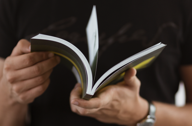 Rilegatura in brossura professionale con pagine di qualità chiaramente visibili nel nostro servizio di personalizzazione online. Sprint24 offre rilegatura di libro durevole per romanzi, cataloghi e materiali commerciali. Ordina brossure personalizzate a prezzi competitivi con produzione veloce.