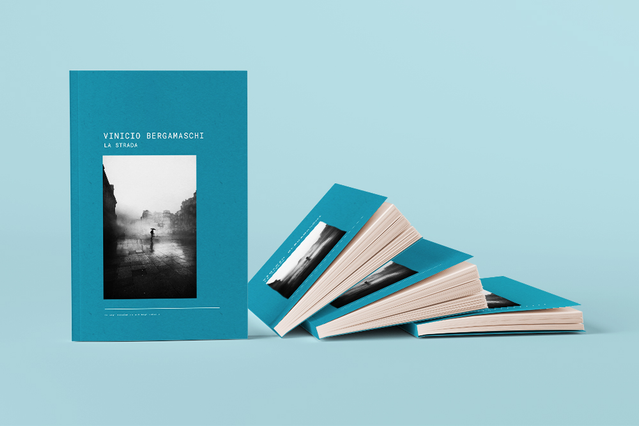 Questo libro rilegato personalizzato mostra la qualità professionale della stampa digitale con una copertina fotografica su misura, mettendo in evidenza i risultati premium della stampa di libri personalizzati online. Le pagine aperte rivelano i colori vivaci e la nitidezza disponibili durante la creazione di libri di stampa digitale personalizzabili per portfolio, annuari o ricordi speciali. La …