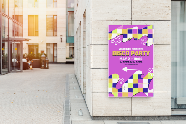 Questo manifesto dell'evento disco vivace mostra come la segnaletica stampata esterna cattura l'attenzione con colori audaci e design geometrici accattivanti. Perfetto per eventi, promozioni e pubblicità urbana, questo manifesto stampato dimostra l'impatto delle soluzioni di esposizione leggera all'esterno.