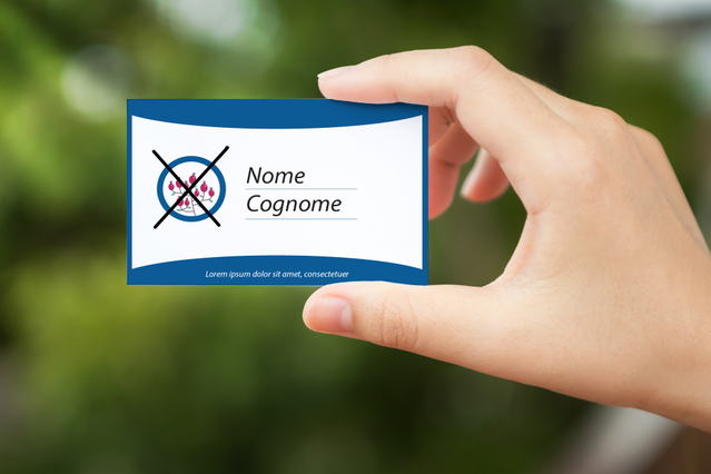 Design di biglietto elettorale blu professionale tenuto in mano, ideale per campagne politiche e sensibilizzazione degli elettori. Personalizzalo con il tuo nome e le informazioni della tua campagna per creare materiali promozionali incisivi. Stampa i tuoi biglietti di campagna online con sconti fino al 40% per il coinvolgimento elettorale.