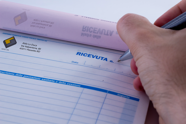 Blocchi di carta chimica a tre copie progettati per moduli commerciali, fatture e ricevute professionali. Utilizza una tecnologia senza carbonio che garantisce copie nitide e leggibili per una documentazione efficiente. Stampa di alta qualità per aziende che richiedono documenti commerciali durevoli e multicopia.
