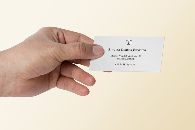 Questa immagine mostra una carta di visita professionale per avvocato con un design bilancia della giustizia, perfetta per i professionisti del diritto. La carta stampata su misura presenta i dettagli di contatto essenziali con un layout pulito e minimalista, ideale per il networking e le interazioni con i clienti. Crea la tua carta di visita personalizzata per avvocato con il servizio di stampa …