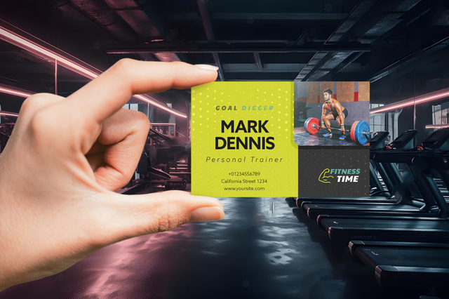 Biglietto da visita professionale per personal trainer con design giallo sorprendente, presentato in un moderno ambiente di palestra. Il biglietto personalizzato mostra il nome e le credenziali dell'allenatore con una marca ad alto impatto per lasciare un'impressione duratura sui potenziali clienti. Perfetto per i professionisti del fitness che sviluppano la loro pratica di allenamento con materi…