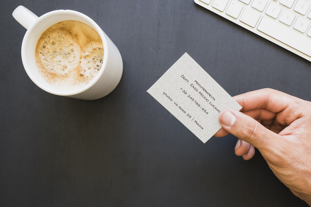 Biglietti da visita professionali progettati per psicoterapeuti e professionisti della salute mentale. Perfetti per costruire relazioni con i clienti e referral professionali, questi biglietti personalizzabili presentano un design elegante che riflette la credibilità del tuo studio. Personalizza online con il tuo nome, le tue qualifiche e i tuoi contatti attraverso il servizio di stampa di alta q…