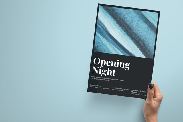 Una mano che tiene un volantino A4 per 'Opening Night — Gallery of Modern Art' con una drammatica fotografia di texture astratta blu e tipografia bianca in grassetto su un pannello inferiore scuro. I volantini A4 personalizzati con fotografia d'impatto e tipografia elegante sono il formato stampa ideale per inaugurazioni di gallerie d'arte, eventi culturali e mostre museali.