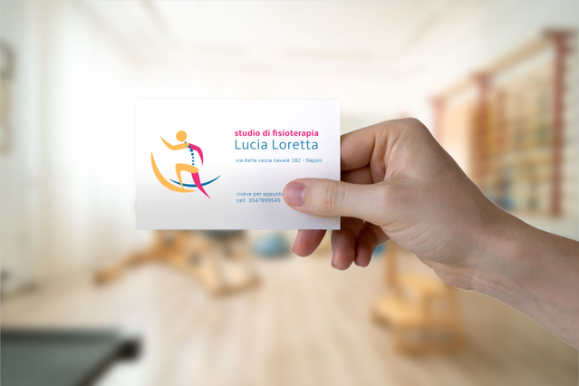 Mano con biglietto bianco Studio Fisioterapia Lucia Loretta con logo figura umana colorata. Sprint24.