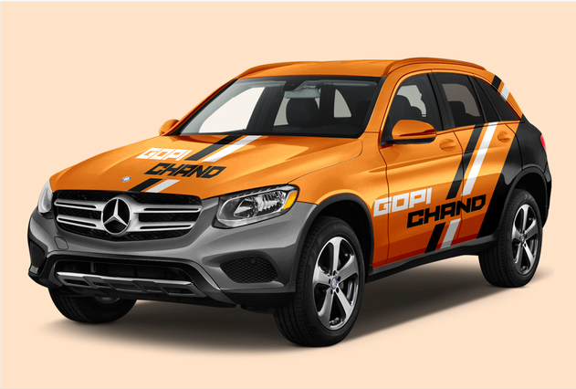 Mercedes SUV arancione con adesivi per strisce da corsa applicati Adesivi automobili premium resistenti intemperie per strisce corsa e branding. Sprint24.