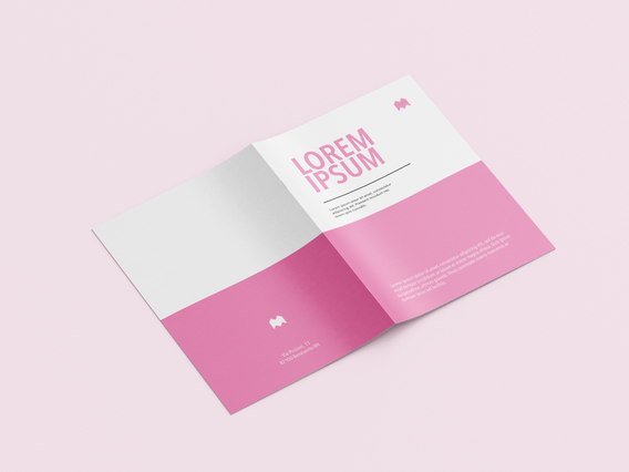 Mockup professionale di opuscolo piegato mostrando i nostri servizi di stampa online. Design isometrico rosa e bianco per opuscoli personalizzati. Stampa opuscoli premium con finiture professionali.