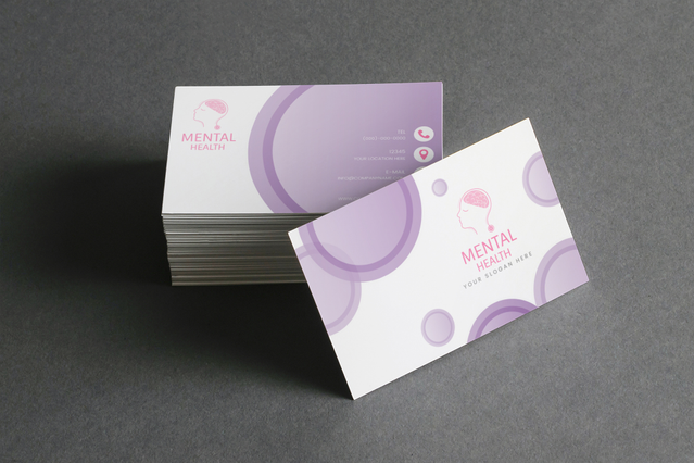 Biglietti da visita professionali per psicologo con design geometrico moderno in toni porpora e esthtica minimalista. Questi biglietti personalizzati combinano una grafica elegante con uno stile pulito e contemporaneo, perfetto per i professionisti della salute mentale. Presenta il tuo studio con biglietti stampati di alta qualità che riflettono la tua expertise professionale.