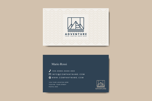 Questo biglietto da visita fronte retro presenta un moderno logo con tema avventura e montagna con design pulito e minimalista. La fronte mostra uno sfondo con motivo ondulato e immagini suggestive, mentre il retro blu marino contiene informazioni di contatto professionali e branding. Perfetto per aziende di viaggi, avventura e outdoor che cercano biglietti da visita stampati personalizzati di al…