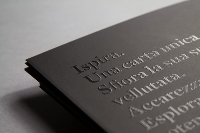 Cos'è la nobilitazione nella stampa e quali tecniche esistono. Stampa a caldo, oro 3D, verniciatura UV, plastificazione e fustellatura. Guida Sprint24.