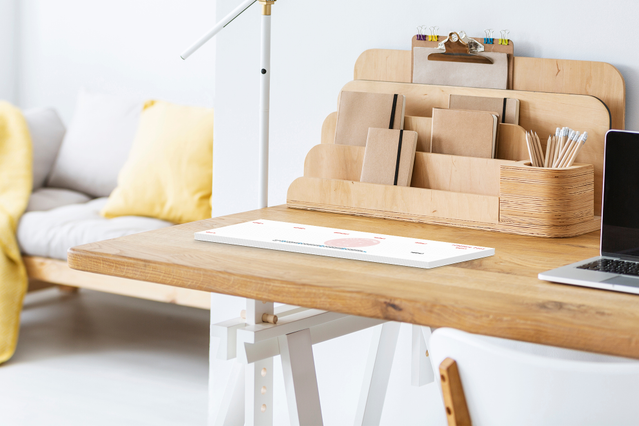 Questo organizzatore da scrivania in legno naturale dispone di più scomparti per mantenere lo spazio di lavoro ordinato e ben organizzato. Ideale per riporre le forniture per ufficio e i materiali scolastici accanto al vostro planning settimanale da tavolo personalizzato. Migliorate la vostra postazione di lavoro con un sistema di archiviazione funzionale ed elegante che completa i vostri materia…