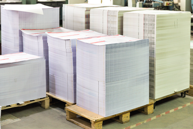 Pallet con fogli macchina stampati in magazzino produzione. Stampa offset grandi quantita Sprint24.