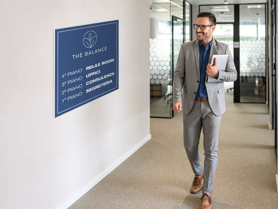 Pannello forex bianco premium progettato per segnaletica professionale da ufficio e visualizzazione del branding aziendale. Questa soluzione stampata ad alta risoluzione offre immagini nitide e durature, ideale per la promozione aziendale in ambienti commerciali moderni. Sprint24 si specializza nella stampa di precisione su pannelli forex per segnaletica da ufficio resistente agli urti.