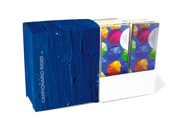 Sfoglia la nostra collezione completa di campioni di pannelli supporti rigidi, con diverse opzioni di colore e finitura. Questo kit campioni completo mette in evidenza i supporti rigidi di alta qualità progettati per applicazioni di stampa professionale, aiutandoti a selezionare il pannello perfetto per le tue esigenze di progetto.