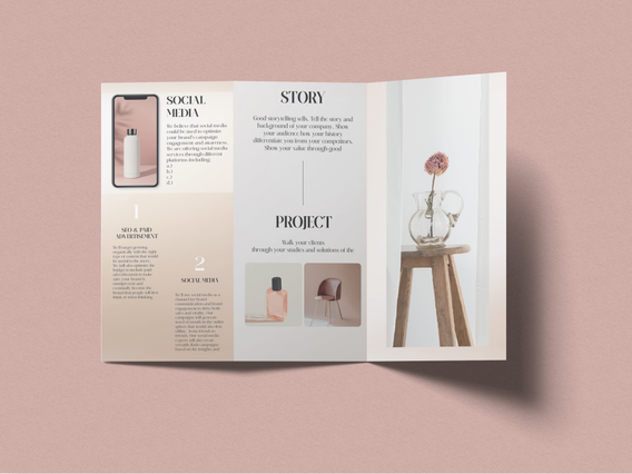 Pieghevole 3 ante crema rosa aperto sezioni Social Media Story Project con mockup telefono. Sprint24.