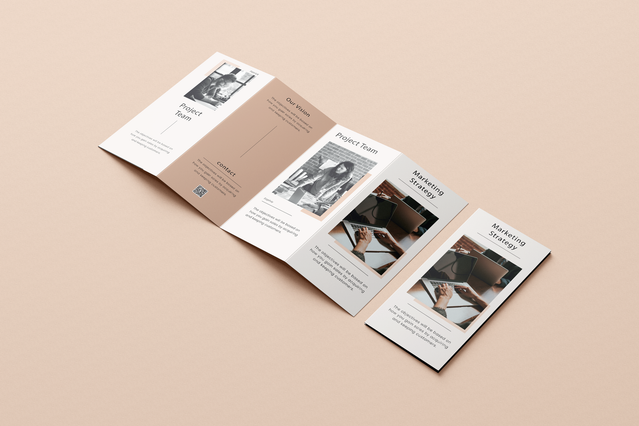 Un pieghevole a 4 ante beige e toni neutri aperto per un brand di servizi professionali o consulenza con pannelli fotografici che ritraggono persone in ambienti ufficio e colonne di testo strutturate. I pieghevoli a 4 ante con fotografia professionale sono strumenti di marketing versatili per società di consulenza, agenzie HR e fornitori di servizi aziendali.