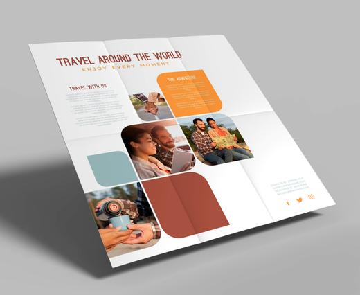 Un pieghevole a 6 ante a croce completamente aperto e piatto per 'Travel Around the World — Enjoy Every Moment' con fotografie di coppie in viaggio e pannelli geometrici arancione, verde acqua e terracotta. I pieghevoli a 6 ante a croce creano un impatto visivo a tutta pagina quando aperti — perfetti per agenzie di viaggio e organizzazioni di marketing turistico.