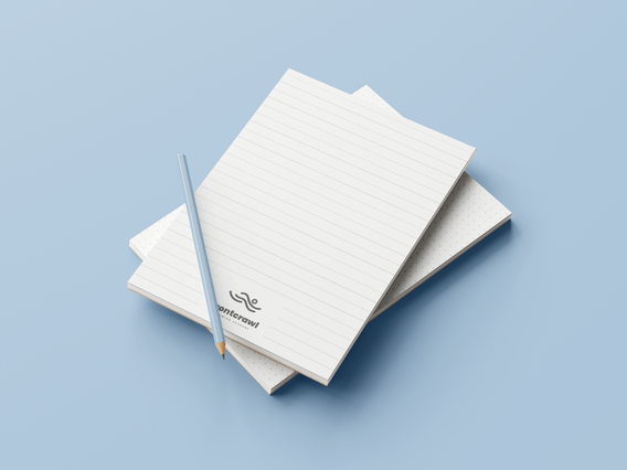 Una pila di block notes A5 bianchi personalizzati con template a righe e logo Sprint24 nell'angolo inferiore, con matita su sfondo azzurro. I block notes A5 personalizzati con template a righe, quadretti, puntinato o millimetrato sono pratici strumenti promozionali aziendali ideali da distribuire a clienti, dipendenti e partner a riunioni, fiere ed eventi.