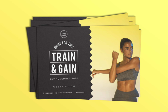 Una pila di cartoline promozionali nere e gialle 'Train & Gain' per palestra fitness con bordi sagomati e una pugile su sfondo giallo. Sprint24 stampa cartoline extra spesse 400 gr perfette per palestre, studi fitness e promozioni eventi sportivi — resistenti, eleganti e ideali per campagne mailing, inviti eventi e materiali marketing brandizzati.