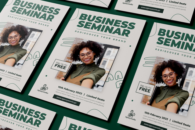 Più flyer A5 a ventaglio su sfondo verde scuro, ciascuno che promuove un Business Seminar con ritratto femminile e tipografia bold. La stampa vivace dimostra la precisione cromatica dei flyer A5. Ordina 10.000 flyer A5 online a un prezzo conveniente con Sprint24.