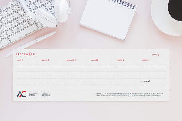 Rimani organizzato con questo planner settimanale da tavolo 2026, progettato per i professionisti che desiderano gestire il loro programma direttamente sul loro spazio di lavoro. Questo planner personalizzabile ti consente di personalizzare ogni sezione e data per adattarsi alle tue esigenze specifiche. Ordina il tuo planner settimanale personalizzato da Sprint24 e configuralo nei dettagli.