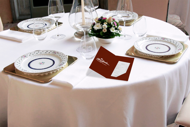 Un elegante porta scontrini marrone esposto su un tavolo di ristorazione raffinato, dimostrando come i dettagli personalizzati migliorano la sofisticazione del ristorante. I porta scontrini personalizzati come questo lasciano un'impressione duratura sui vostri ospiti e riflettono l'impegno del vostro stabilimento verso la qualità. I porta scontrini stampati personalizzati sono un dettaglio essenz…