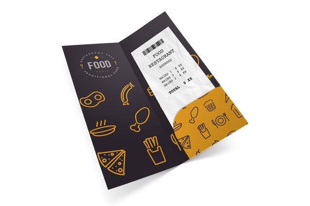 Un porta scontrini personalizzato a tre ante stampato in grigio antracite con icone alimentari dorate e un logo ristorante. La tasca interna mantiene lo scontrino al sicuro, ideale per ristoranti, bar e hotel. Stampato con Sprint24, questo porta scontrini aggiunge un tocco professionale ed elegante alla tua esperienza cliente.