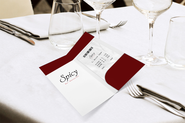 Portaconto bianco premium con stampa personalizzata e una tasca fustellata rossa per scontrini, presentato in un ambiente di ristorazione raffinato. La tasca colorata inserita migliora la presentazione del tavolo mantenendo conti e scontrini organizzati. Personalizza i tuoi portaconti con tasche colorate e stampa di marca attraverso il servizio di stampa online Sprint24 per ristoranti, bar, café …