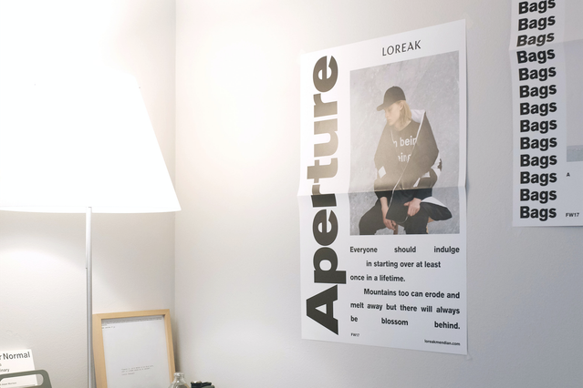 Poster A3 di alta qualità caratterizzato dal design Aperture, perfetto per aggiungere sofisticatezza a qualsiasi spazio interno. Questo poster stampato personalizzato dimostra la durabilità e la qualità di stampa vibrante del servizio di stampa professionale Sprint24. Ideale per la decorazione d'interni, uffici o studi creativi che cercano soluzioni d'arte murale premium.