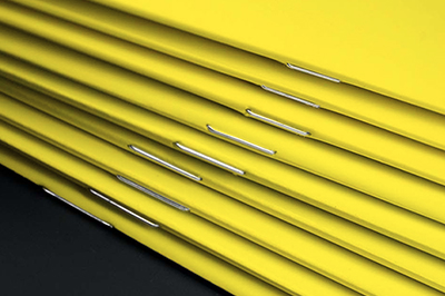 La rilegatura punto metallico rinforza i prodotti stampati con cuciture metalliche professionali e accattivanti lungo la colonna vertebrale. Ideale per brochure, cataloghi e documenti rilegati che richiedono durabilità ed estetica premium. Questo metodo di rilegatura combina la resistenza strutturale con l'appeal decorativo per una finitura di alta qualità a prezzi competitivi.