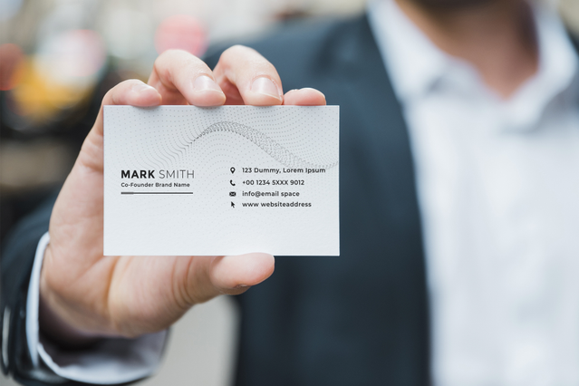 Biglietti da visita premium progettati per professionisti e leader aziendali che desiderano lasciare un'impressione duratura. Il design pulito e moderno presenta dettagli di contatto chiari e un layout professionale perfetto per avvocati, manager e dirigenti. Personalizza i tuoi biglietti con l'identità del tuo marchio e goditi la consegna veloce in 24 ore.