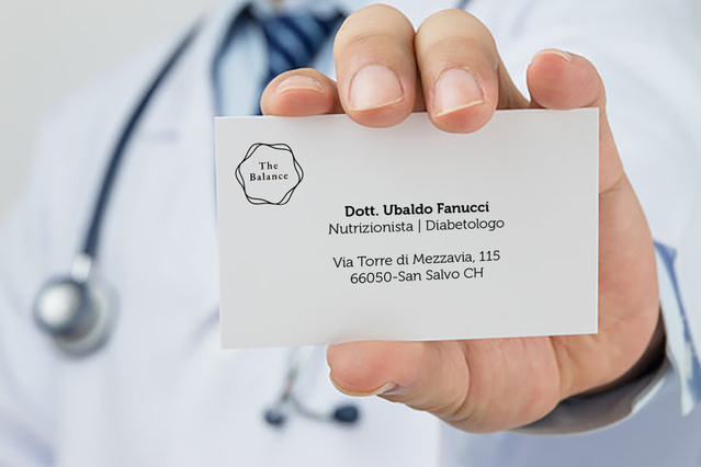 Un professionista nutrizionista presenta un biglietto da visita personalizzato con design professionale e minimalista che include informazioni di contatto e qualifiche mediche. Il layout sobrio e la qualità di stampa esemplificano le soluzioni di biglietti da visita personalizzati di Sprint24 per i professionisti sanitari. Perfetto per nutrizionisti e dietisti che cercano stampa online di qualità…