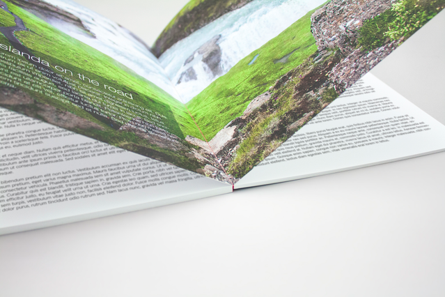 Questa pubblicazione in rilegatura flat dimostra come le pagine si aprono completamente in piano, offrendo una vista libera ideale per mettere in risalto fotografie e contenuti visivi di alta qualità. Il design di apertura piatta migliora sia l'eleganza che la durabilità mantenendo una leggibilità perfetta su portfolio e cataloghi professionali. Esperienza di stampa premium con visualizzazione se…