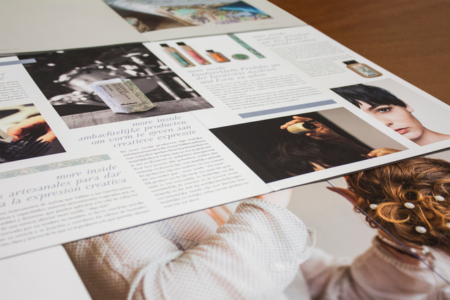Questa pubblicazione con rilegatura flat dimostra l'esperienza di apertura pagina seamless che la rilegatura flat offre. L'apertura piatta consente layout full-bleed e una visualizzazione senza ostacoli di fotografie e contenuti, rendendola ideale per portfolio di alta qualità e cataloghi professionali. Perfetto per designer e aziende che cercano soluzioni di rilegatura eleganti e durature.
