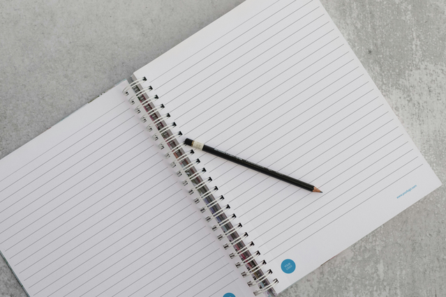 Scopri i nostri modelli di quaderni A4 con spirale, caratterizzati da pagine rigate premium progettate per prendere appunti e organizzare senza sforzo. Questi prodotti di stampa personalizzabili sono ideali per studenti, professionisti e aziende alla ricerca di modelli durevoli e pratici che combinano funzionalità e design moderno. Scegli il tuo stile di rilegatura e crea quaderni perfettamente a…